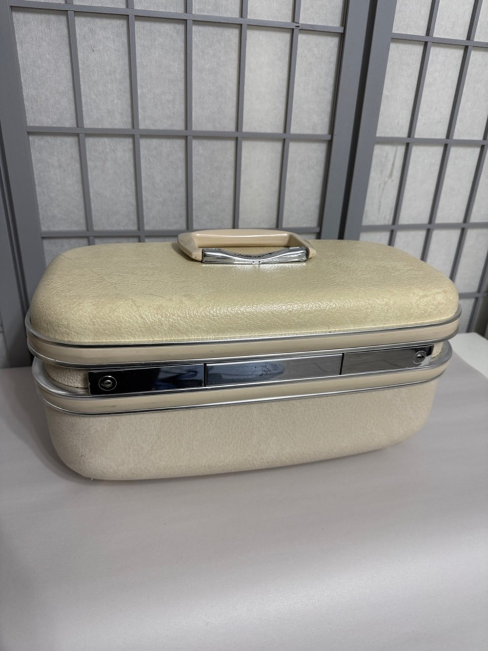 Vintage Cream Train Case Cosmetic Jewelry Box Jetliner hard case